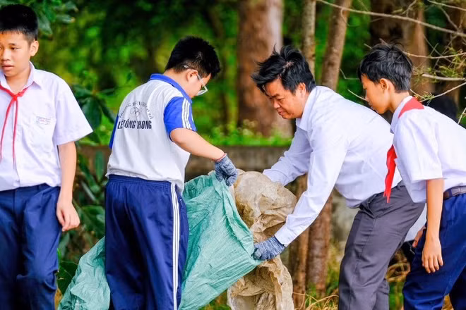 Các đại biểu tham gia thu gom rác trong chương trình "Ngày hội sống xanh.
