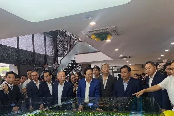 Khách hàng tham quan sa bàn dự án.