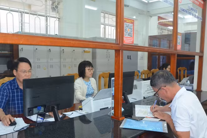 Người dân làm thủ tục hành chính tại phường Vũng Tàu. 