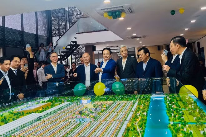 Khách hàng thăm quan sa bàn dự án Dragon Eden.