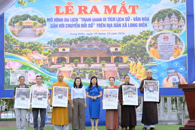 Lãnh đạo xã Long Điền và đại diện Sở Du lịch Thành phố Hồ Chí Minh trao mã QR cho đại diện các di tích trên địa bàn. (Ảnh: PHÚ MỸ)