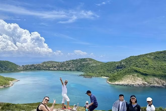 Du khách trải nghiệm và khám phá thiên nhiên tại Côn Đảo.