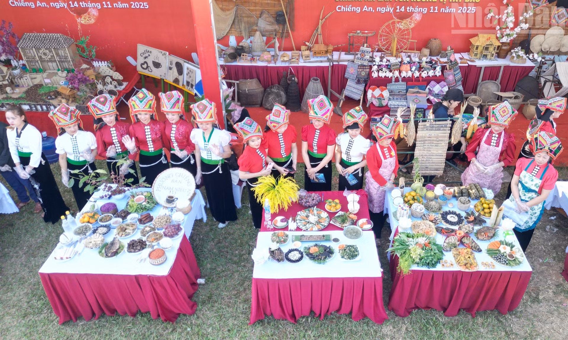 Mâm cỗ với nhiều món ăn dân tộc của bản Phứa Cón, phường Chiềng An thu hút nhiều người tham quan.