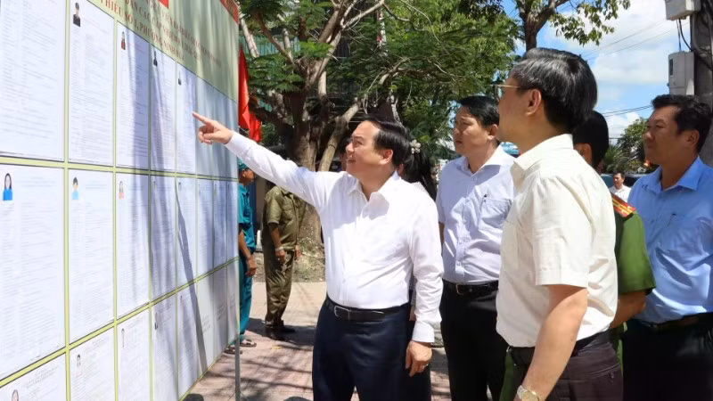 dong-chi-ho-xuan-truong-kiem-tra-viec-niem-yet-danh-sach-dai-bieu-va-cu-tri-tai-to-dan-pho-so-1-phuong-ninh-hoa-9130.jpg