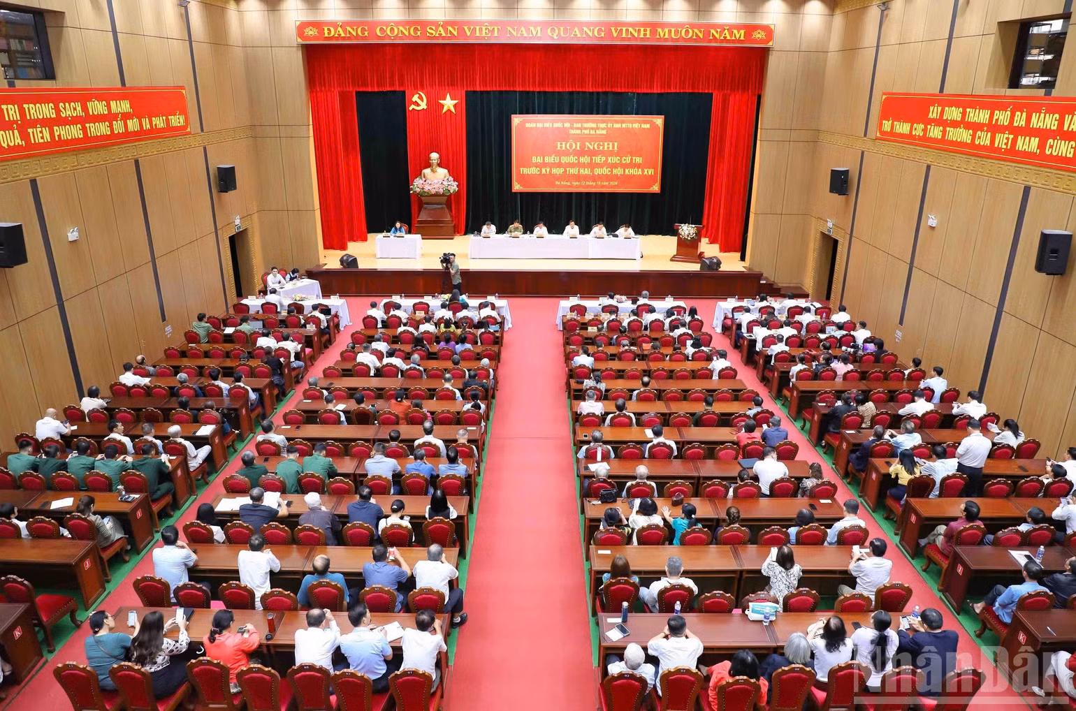 Quang cảnh hội nghị tiếp xúc cử tri tại thành phố Đà Nẵng.