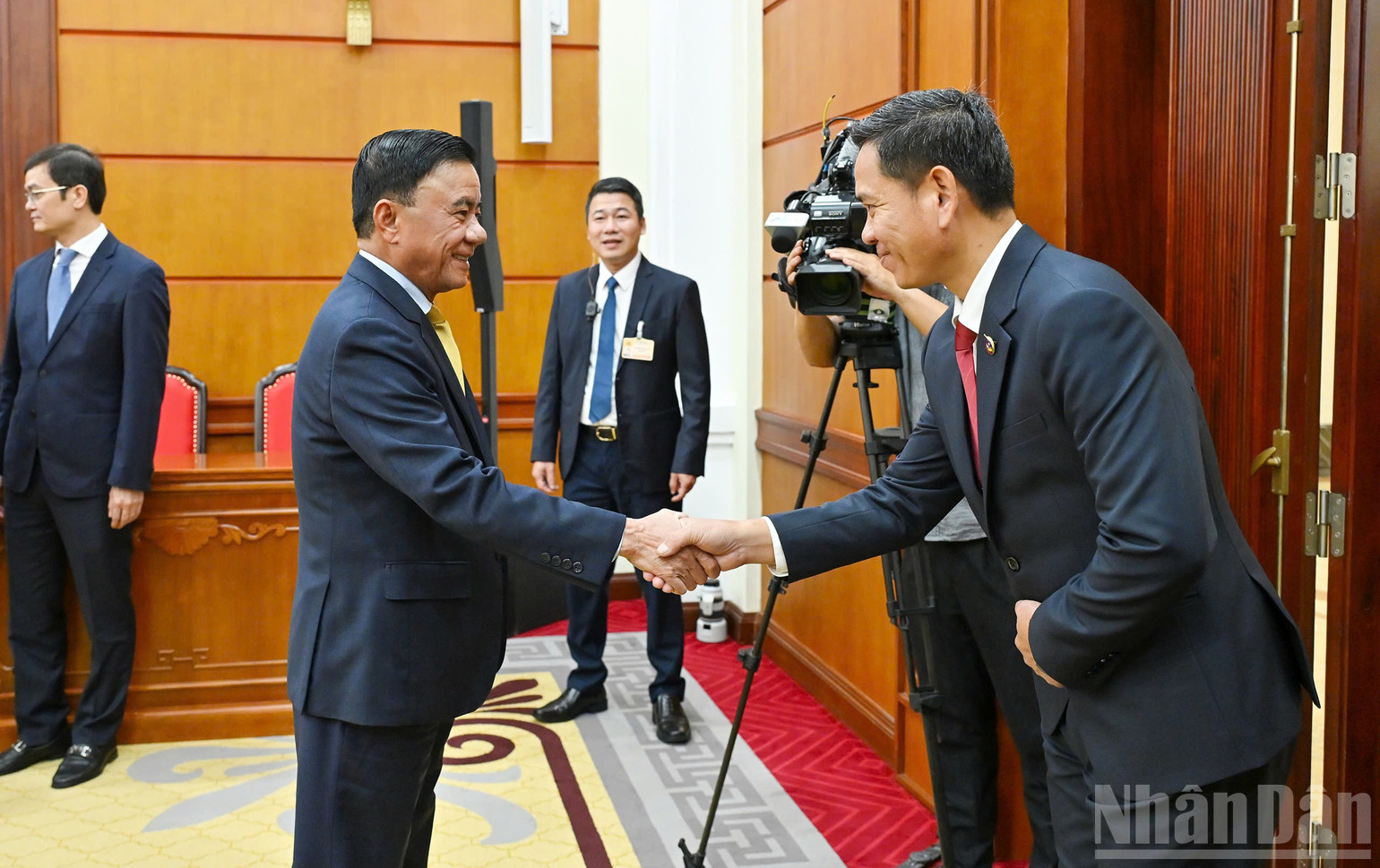 Thường trực Ban B&iacute; thư Trần Cẩm T&uacute; ch&agrave;o mừng đo&agrave;n đại biểu đến thăm, l&agrave;m việc tại Việt Nam. (Ảnh: THỦY NGUY&Ecirc;N)