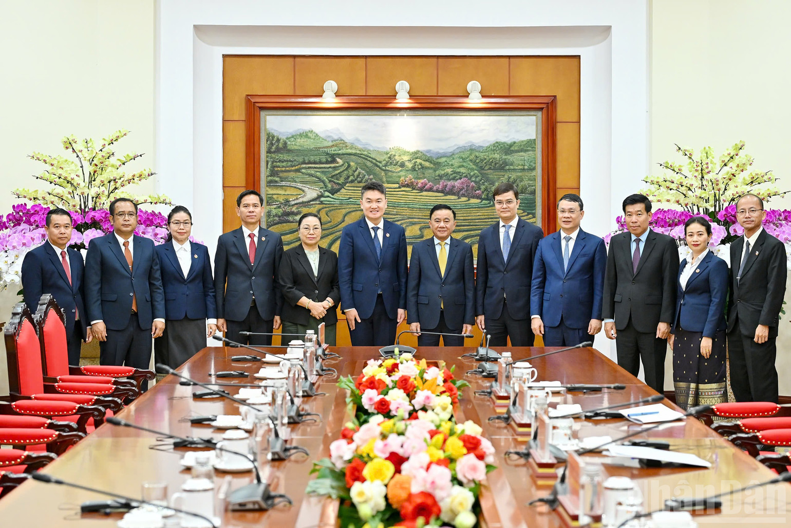 Thường trực Ban B&iacute; thư Trần Cẩm T&uacute; v&agrave; c&aacute;c đại biểu hai nước.(Ảnh: THỦY NGUY&Ecirc;N)
