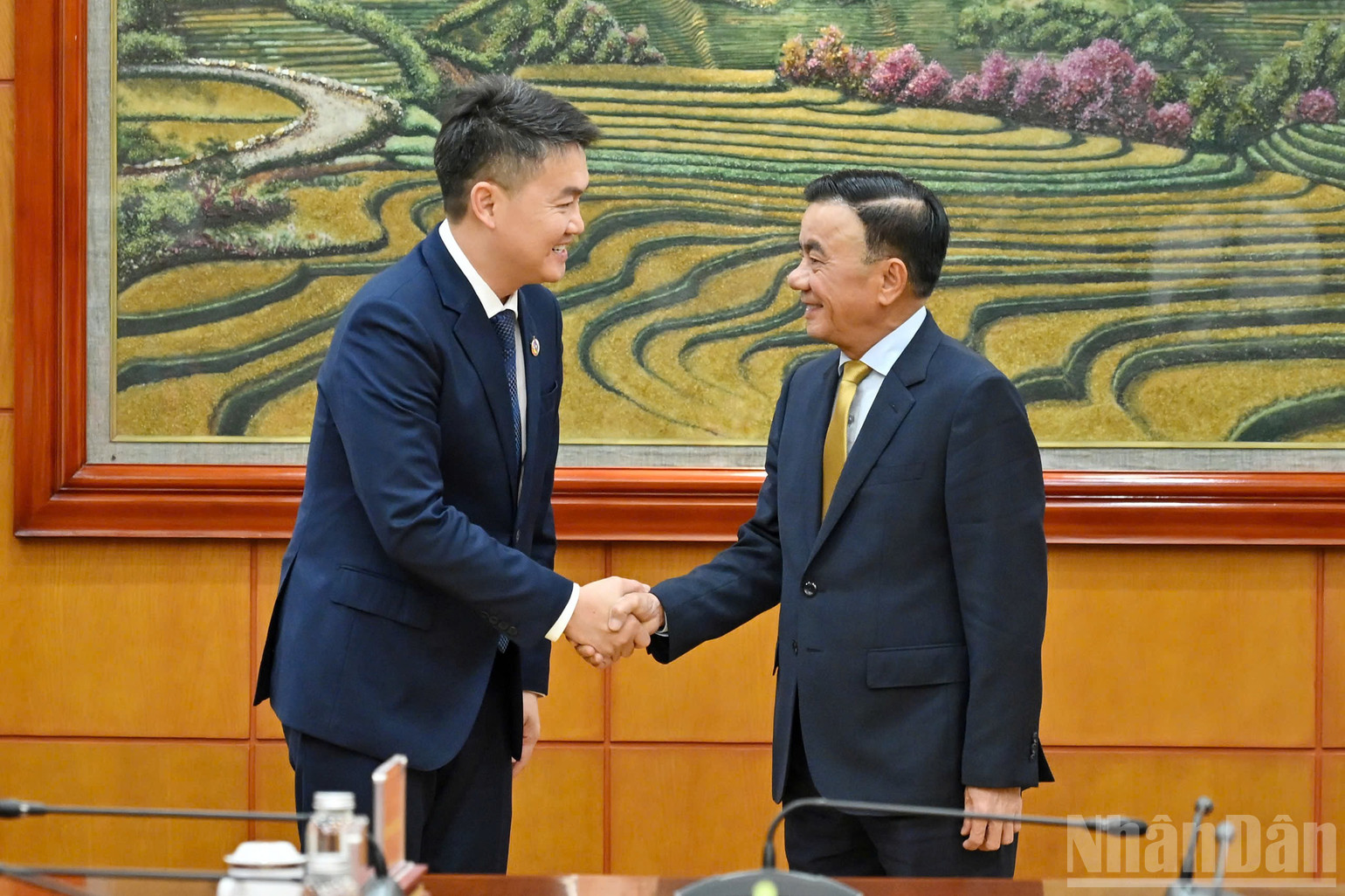 Thường trực Ban B&iacute; thư Trần Cẩm T&uacute; ch&uacute;c mừng đồng ch&iacute; Thongly Sisoulith được bầu v&agrave;o Ban Chấp h&agrave;nh Trung ương Đảng Nh&acirc;n d&acirc;n C&aacute;ch mạng L&agrave;o kh&oacute;a XII.(Ảnh: THỦY NGUY&Ecirc;N)
