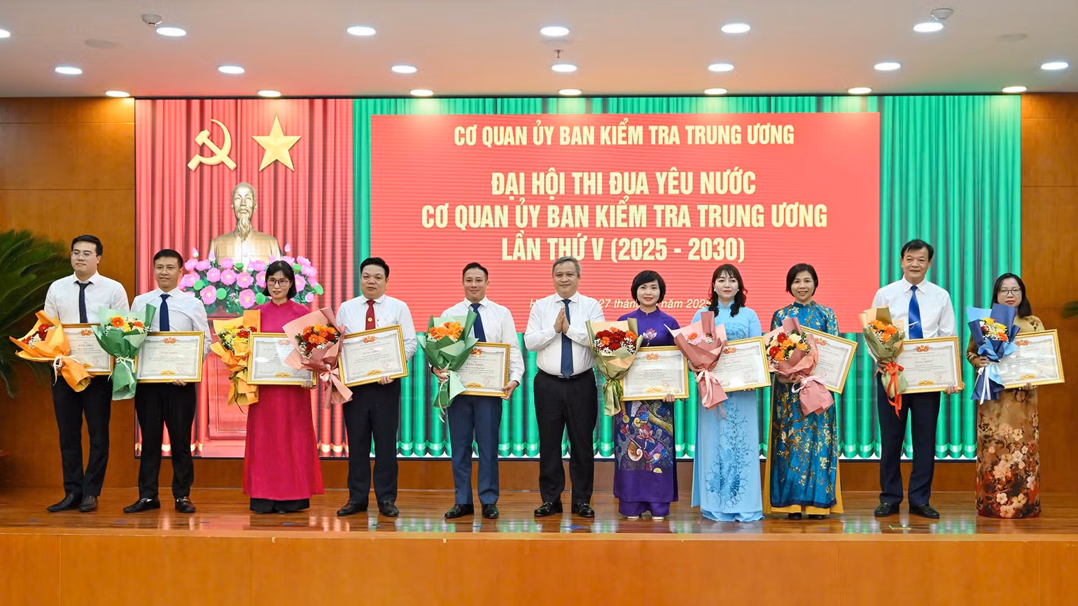 gen-h-bang-khen.jpg