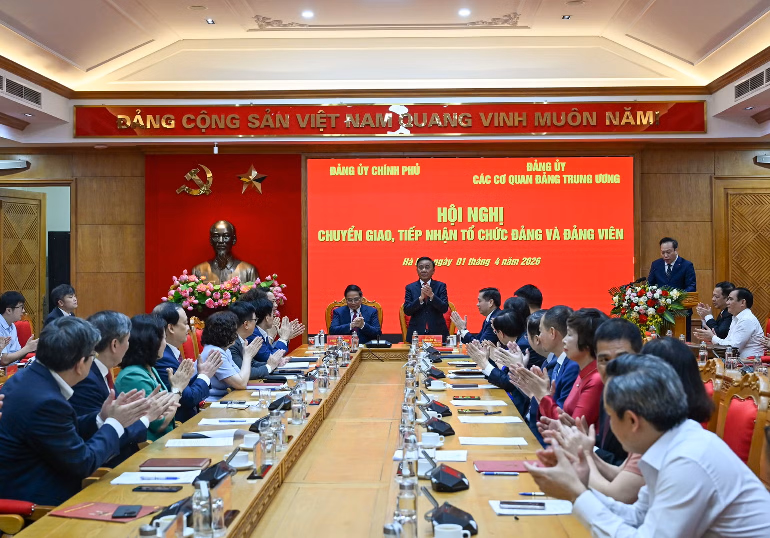 Thủ tướng Chính phủ Phạm Minh Chính và Thường trực Ban Bí thư Trần Cẩm Tú chủ trì hội nghị. (Ảnh: DUY LINH)
