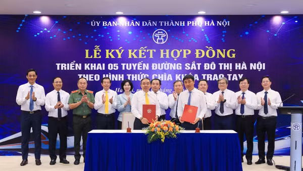 Lễ ký kết hợp đồng thực hiện 5 tuyến đường sắt đô thị giữa Ban Quản lý đường sắt đô thị Hà Nội và Liên danh Vinhomes – SGC. (Ảnh: Viết Thành)