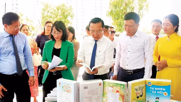 Các đại biểu tham quan Đường sách Bình Tân trong ngày khánh thành năm 2025 (Ảnh MẠNH HẢO)