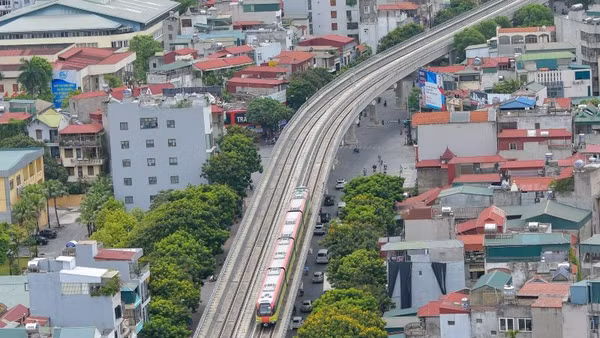 Tàu điện thuộc tuyến đường sắt đô thị số 3, Nhổn-ga Hà Nội, đoạn từ Nhổn đến Cầu Giấy. (Ảnh: Thủy Nguyên)