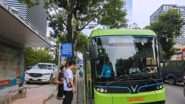 Tổng công ty Vận tải Hà Nội đầu tư, thay mới xe buýt cũ bằng xe buýt điện, đồng thời nâng cao chất lượng phục vụ hành khách, thu hút ngày càng nhiều người sử dụng.