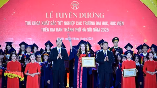 Thành phố Hà Nội vinh danh thủ khoa tốt nghiệp xuất sắc các trường đại học, cao đẳng trên địa bàn. (Ảnh: CHÂU LINH)