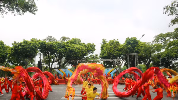Biểu diễn múa rồng bên hồ Hoàn Kiếm (Hà Nội). (Ảnh: ĐĂNG ANH)