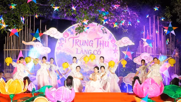 Các cháu thiếu nhi biểu diễn trong chương trình "Đêm trăng làng cổ" tổ chức tại Làng cổ Đường Lâm, phường Sơn Tây, Hà Nội. (Ảnh: HÀ THÀNH)