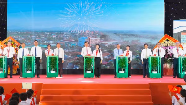 Đồng chí Nguyễn Duy Ngọc, Ủy viên Bộ Chính trị, Trưởng Ban Tổ chức Trung ương cùng các đồng chí lãnh đạo trung ương và thành phố Hà Nội thực hiện nghi thức khánh thành Trường tiểu học, trung học cơ sở và trung học phổ thông Minh Châu. (Ảnh: THANH HẢI)