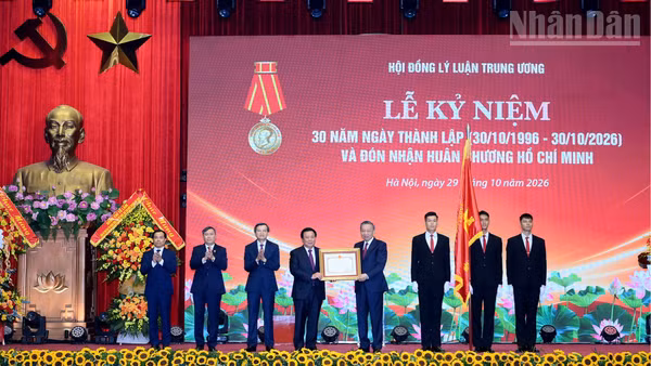 Tổng Bí thư, Chủ tịch nước Tô Lâm trao Huân chương Hồ Chí Minh tặng Hội đồng Lý luận Trung ương. (Ảnh: ĐĂNG KHOA)