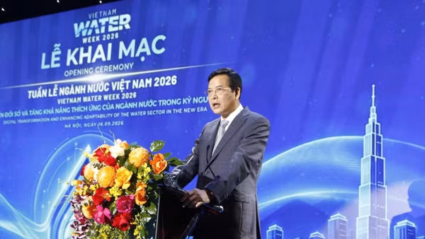 Thứ trưởng Xây dựng Bùi Xuân Dũng phát biểu khai mạc Tuần lễ ngành nước Việt Nam 2026. (Ảnh: VWSA)