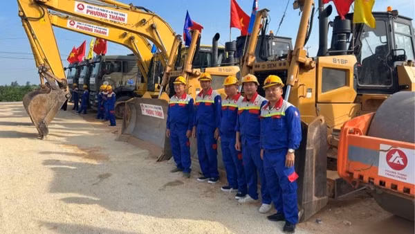 Đại diện các nhà thầu thi công dự án xây dựng đường bên và các cầu vượt trên tuyến đường kết nối di sản văn hóa du lịch và phát triển kinh tế dọc sông Hồng trên địa bàn tỉnh Hưng Yên. (Ảnh: Phạm Hà)