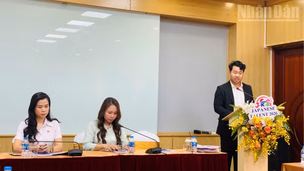 Ông Nguyễn Đăng Hoàng - Lãnh sự phụ trách cộng đồng, Tổng Lãnh sự quán Việt Nam tại Osaka phát biểu tại lễ phát động Cuộc thi. (Ảnh: SONG ANH)