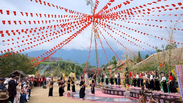 Du khách tham quan Bản Mây, Sa Pa. (Ảnh: HÀ AN)