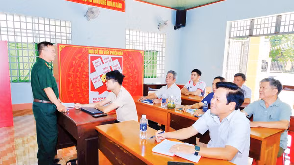 Đảng viên Đồn Biên phòng Hoàng Diệu tham gia sinh hoạt chi bộ tại ấp Bù Tam, xã Hưng Phước, tỉnh Đồng Nai.