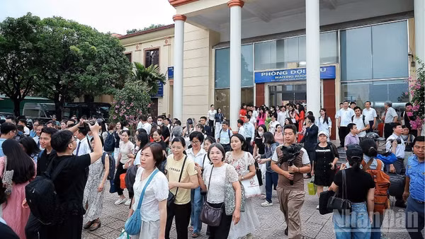 Hành khách xuống tàu tại ga Phủ Lý, Ninh Bình. (Ảnh: NĂM NHUNG)