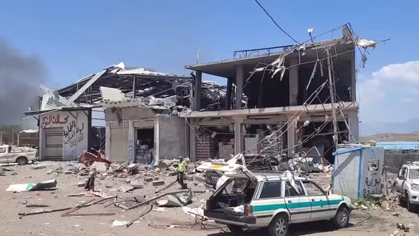 Thiệt hại sau một cuộc không kích tại tỉnh Taiz, Yemen. (Ảnh: THX/TTXVN)