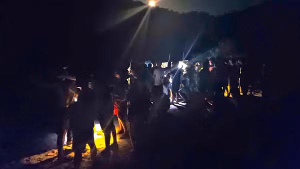 Người dân đến hiện trường hỗ trợ các gia đình sau vụ tai nạn đuối nước khiến 4 người tử vong.