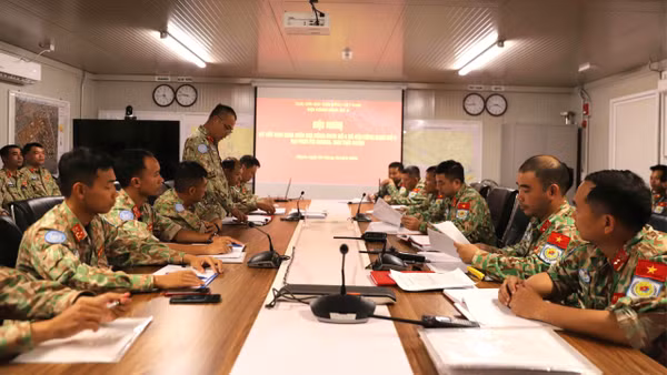 Hội nghị bàn giao công tác giữa Đội Công binh số 4 và Đội Công binh số 5 của Việt Nam tại Phái bộ An ninh lâm thời Liên hợp quốc tại Abyei. (Ảnh: Cục Gìn giữ hòa bình Việt Nam)