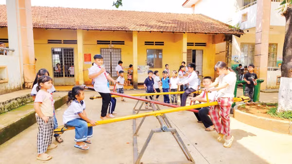 Học sinh Trường tiểu học Đắk Á, xã Bù Gia Mập, vui chơi sau tiết học.