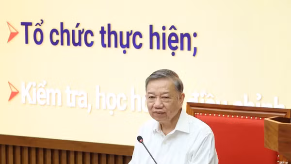 Tổng Bí thư, Chủ tịch nước Tô Lâm trao đổi và truyền đạt Chuyên đề. (Ảnh: TTXVN)