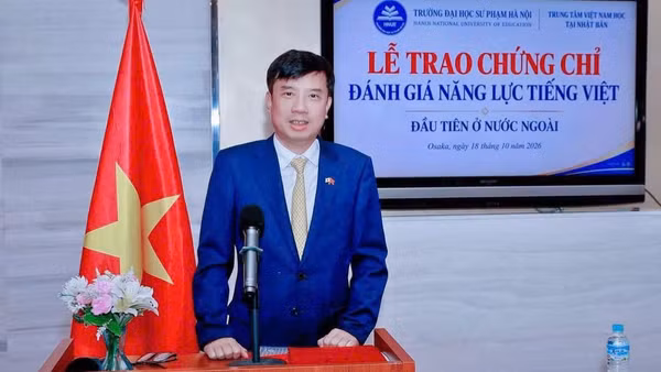 Tổng Lãnh sự Việt Nam tại Osaka Nguyễn Trường Sơn phát biểu tại Lễ trao chứng chỉ đánh giá năng lực tiếng Việt. (Ảnh: Tổng Lãnh sự quán Việt Nam tại Osaka)