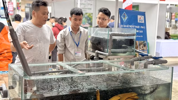 Thành viên nhóm nghiên cứu giới thiệu về mô hình nuôi lươn trong hệ thống tuần hoàn và hệ thống đo cảm biến môi trường, tại gian hàng của Cơ quan Hợp tác quốc tế Nhật Bản. (Ảnh: JICA)