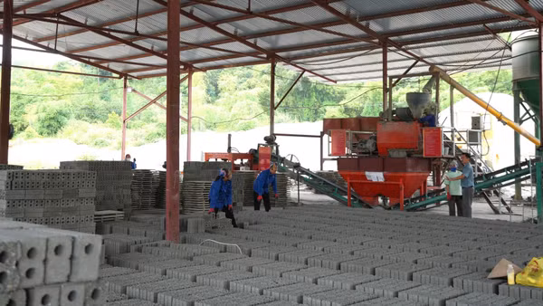 Sản xuất gạch không nung tại Công ty cổ phần Sản xuất vật liệu xây dựng Cao Bằng. (Ảnh minh họa: TTXVN)