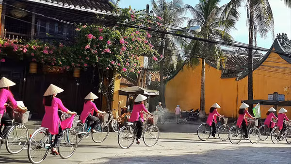 Xe đạp từ lâu đã trở thành một hình ảnh quen thuộc ở Hội An và nhiều người chọn đạp xe để cảm nhận vẻ đẹp của phố cổ. (Ảnh: Ban tổ chức)