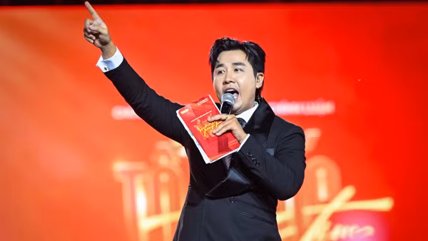 MC Nguyên Khang dẫn chương trình "Tổ quốc trong tim". (Ảnh: THÀNH ĐẠT)