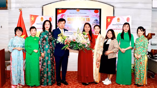 Tổng Lãnh sự Việt Nam tại Osaka Nguyễn Trường Sơn tặng hoa chúc mừng thành công của Đại hội lần thứ II Hội Phụ nữ Việt Nam vùng Kansai, Nhật Bản nhiệm kỳ 2026-2028. (Ảnh: MY LÊ)