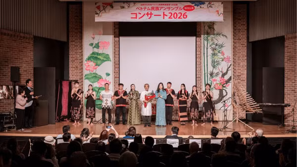 Tổng Lãnh sự Việt Nam tại Fukuoka Trịnh Thị Mai Phương (người mặc áo dài xanh) tặng hoa các nghệ sĩ tham gia chương trình. (Ảnh: Ban tổ chức cung cấp)