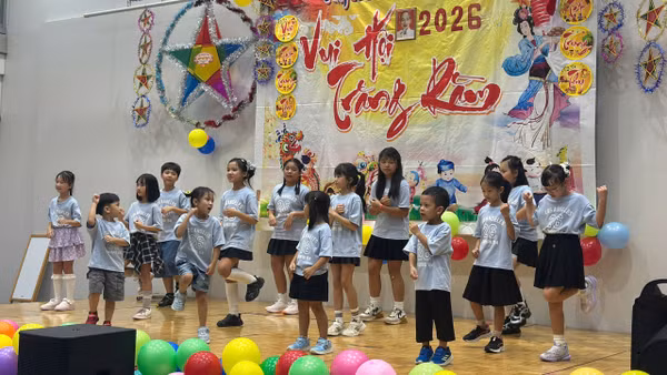 Các em thiếu nhi người Việt biểu diễn văn nghệ tại chương trình “Vui hội Trăng Rằm” tại thành phố Sakai. (Ảnh: MY LÊ)