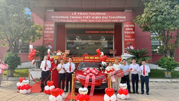 Đại diện Ngân hàng Nông nghiệp và Phát triển nông thôn (Agribank) chi nhánh Yên Bái trao giải Đặc biệt cho khách hàng Nguyễn Thị Ngần. (Ảnh: THANH SƠN)
