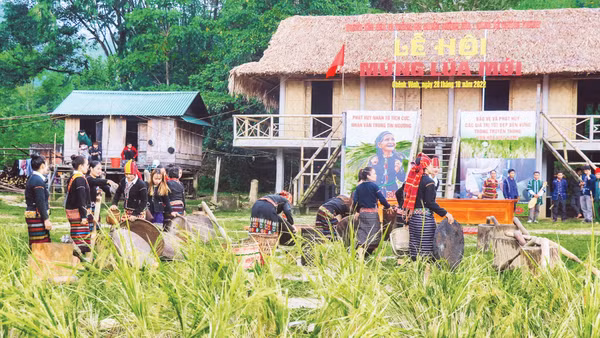Lễ hội mừng lúa mới của đồng bào Bru-Vân Kiều được tái hiện tại khu du lịch sinh thái thôn Chênh Vênh. (Ảnh: HIẾU MINH)