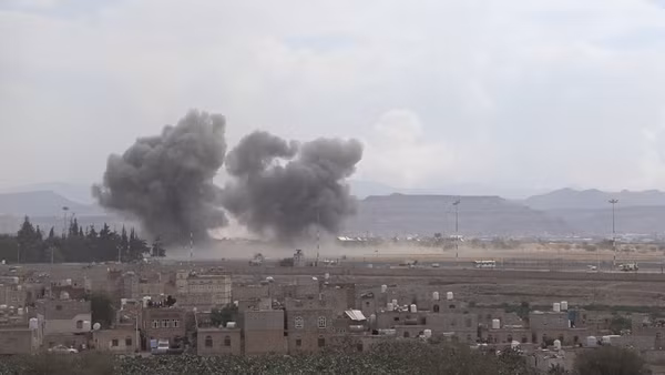 Khói bốc lên sau các cuộc không kích xuống Sanaa, Yemen. (Ảnh: THX/TTXVN)