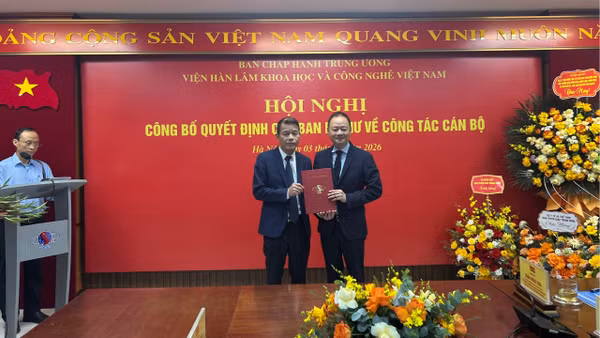 Giáo sư, Tiến sĩ Trần Hồng Thái, Chủ tịch Viện Hàn lâm Khoa học và Công nghệ Việt Nam trao quyết định cho đồng chí Vũ Thanh Mai. (Ảnh: Nhật Minh)