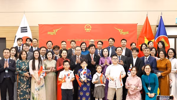 Chủ tịch Quốc hội Trần Thanh Mẫn với đại diện cộng đồng người Việt Nam tại Hàn Quốc. (Ảnh: Doãn Tấn/TTXVN) 