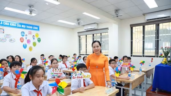 Cô và trò Trường trung học cơ sở Thành Công, Hà Nội. (Ảnh THẾ HẢI)