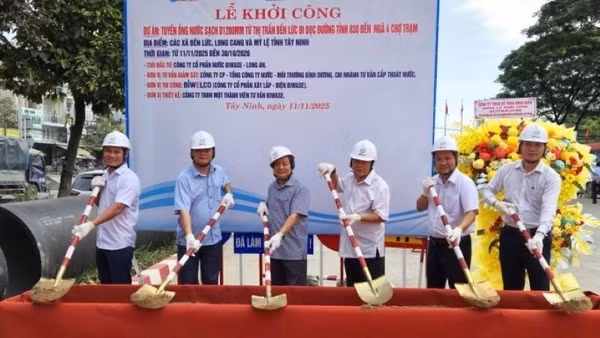 Lãnh đạo Biwase-Long An và chính quyền địa phương động thổ khởi công.