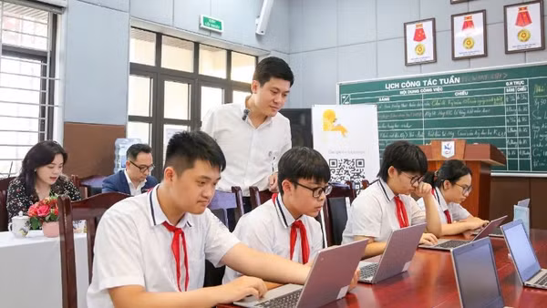 Học sinh Trường trung học cơ sở Giảng Võ (Ba Đình, Hà Nội) trong giờ học mô hình trường học số. (Ảnh minh họa: THẾ ĐẠI)